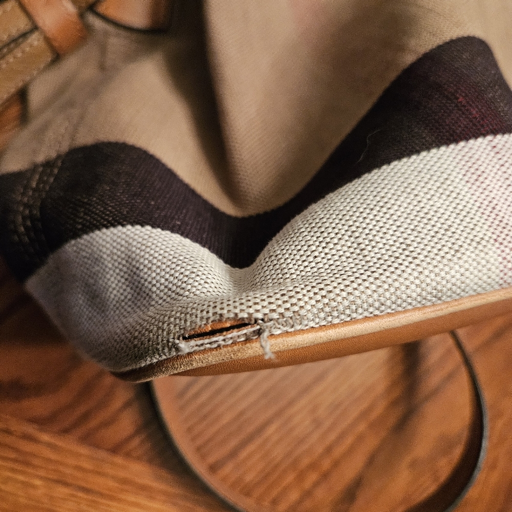 Burberry Ashby Bucket bag - Picture 6 of 12